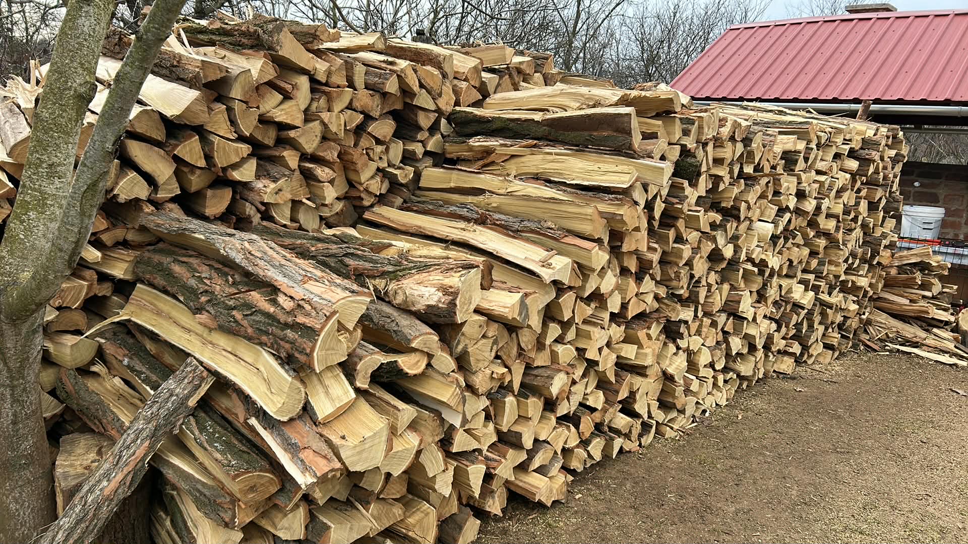 Telephelyünkön feldolgozott hasított tűzifa, kályhakész hasábokban